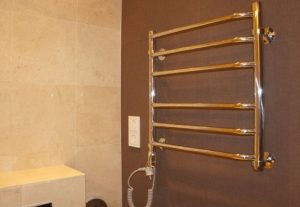 Установка электрического полотенцесушителя в ванной в Михайловске